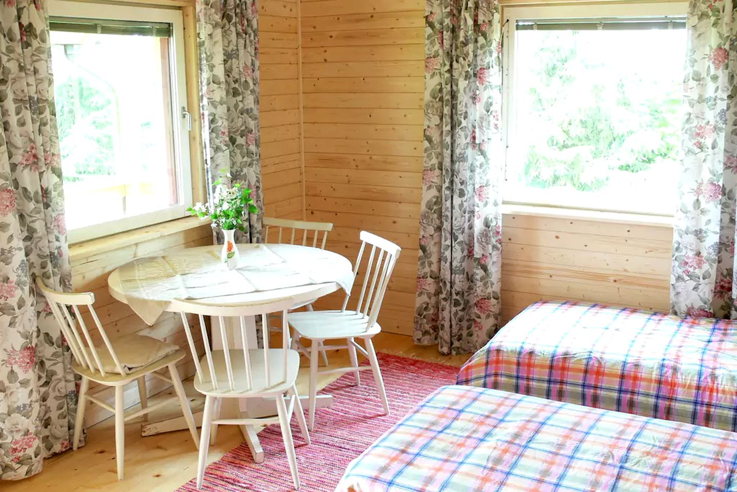 Lovely Glamping Cabin with Gorgeous Meadow Views in Estonia