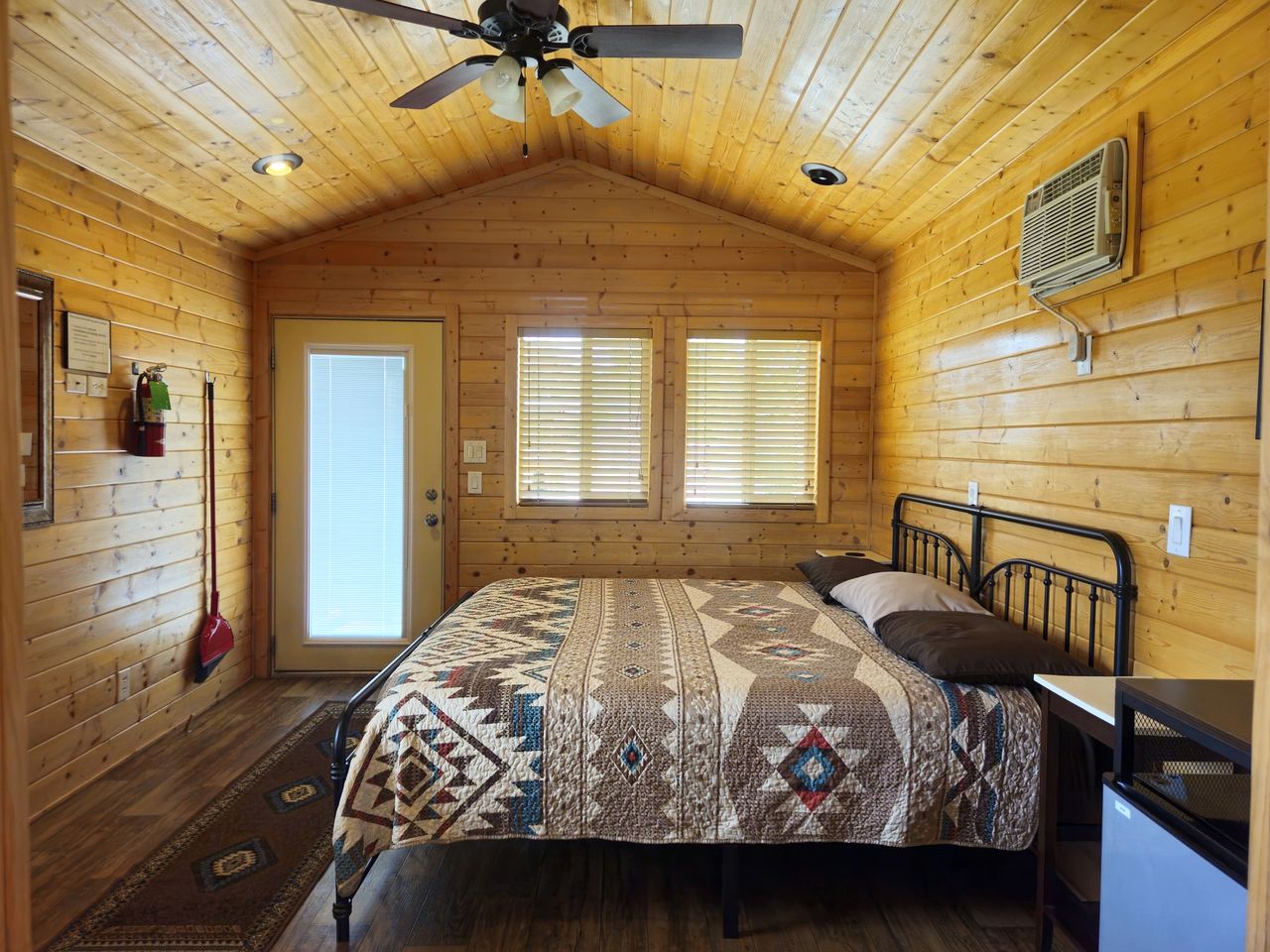 Cozy Cabin for Two in Escalante, Utah - Perfect for a Romantic Mountain Getaway