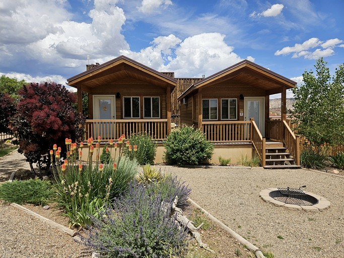 Cabins (United States of America, Escalante, Utah)