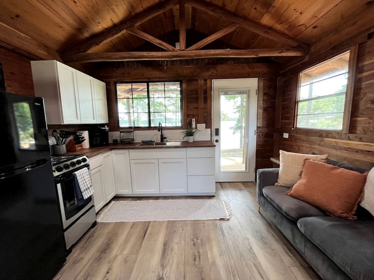 Gorgeous Cabin with Beautiful Views of Toledo Bend Lake for a Relaxing Couples Getaway in Hemphill, Texas