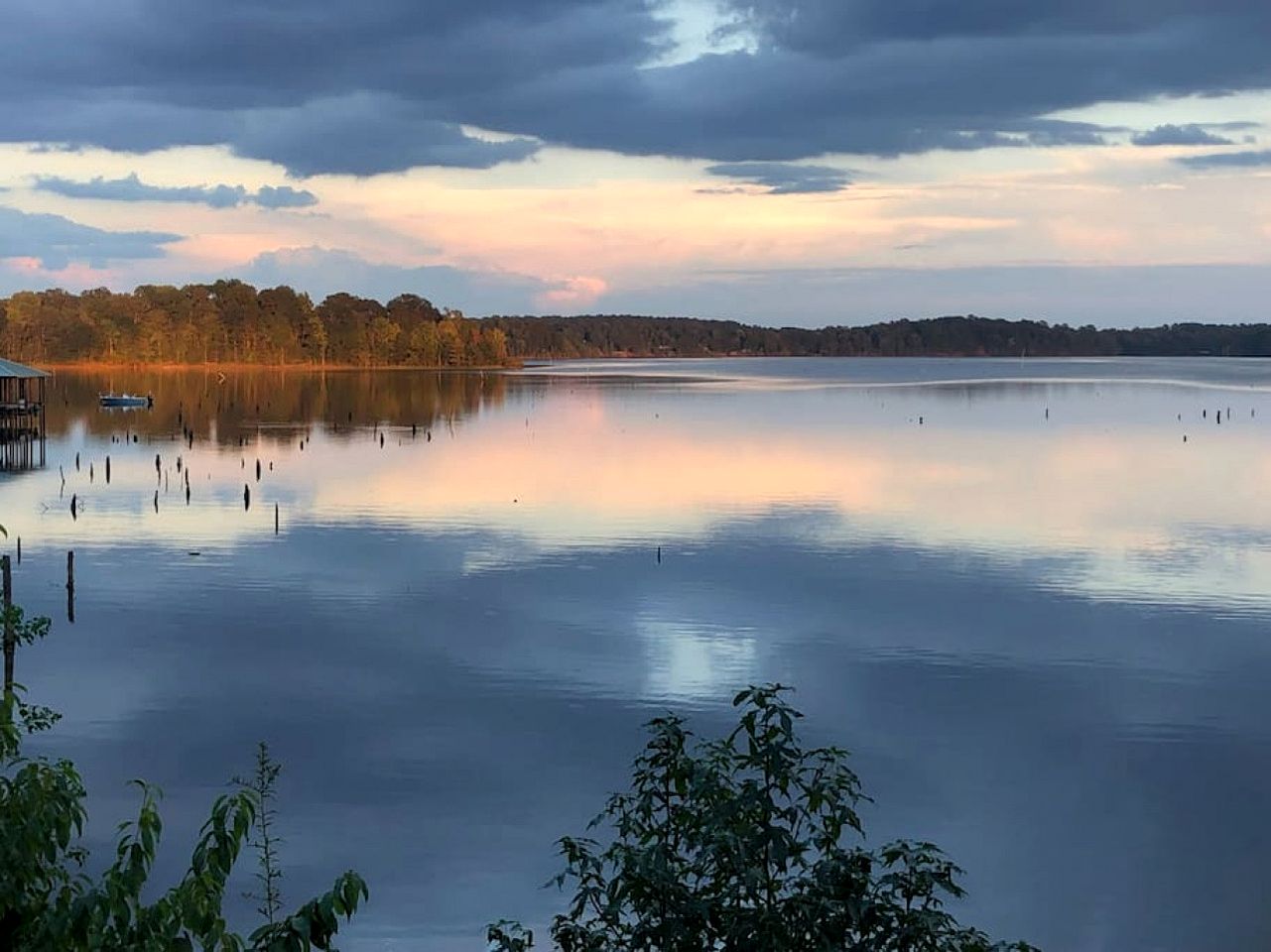 Gorgeous Cabin with Beautiful Views of Toledo Bend Lake for a Relaxing Couples Getaway in Hemphill, Texas