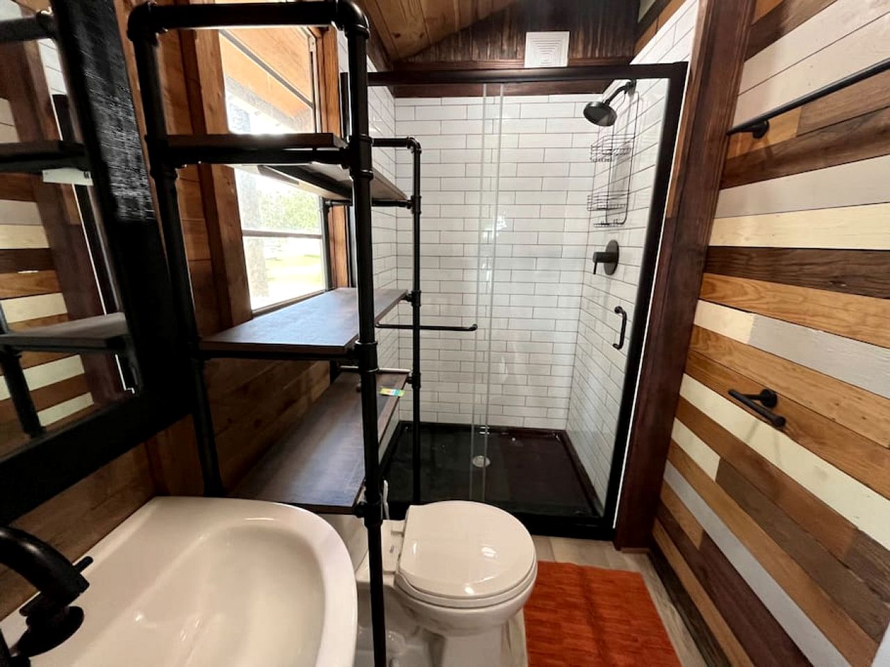 Gorgeous Cabin with Beautiful Views of Toledo Bend Lake for a Relaxing Couples Getaway in Hemphill, Texas