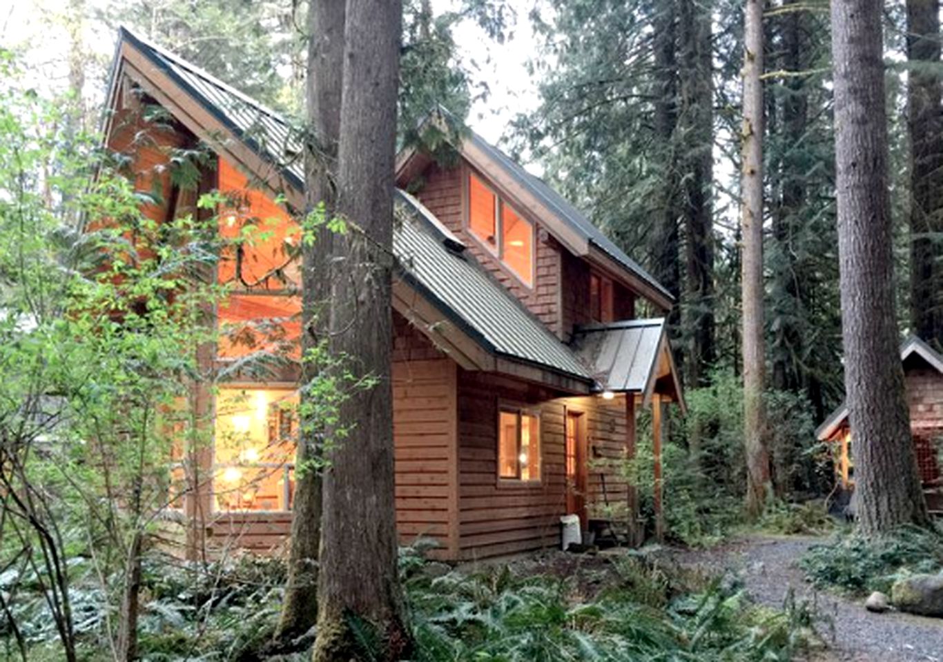 Cozy Cedar Wood Cabin with Private Hot Tub near Mt. Baker, Washington