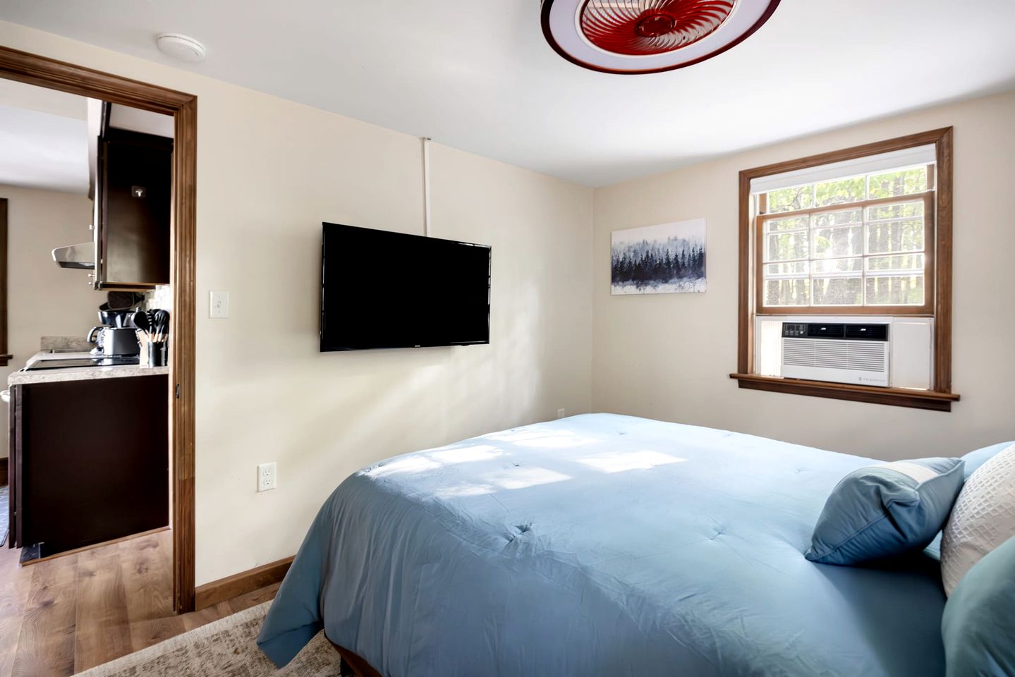 Cozy Chalet Cabin with Hot Tub, Fire Pit, Modern Decor in Bloomery, WV
