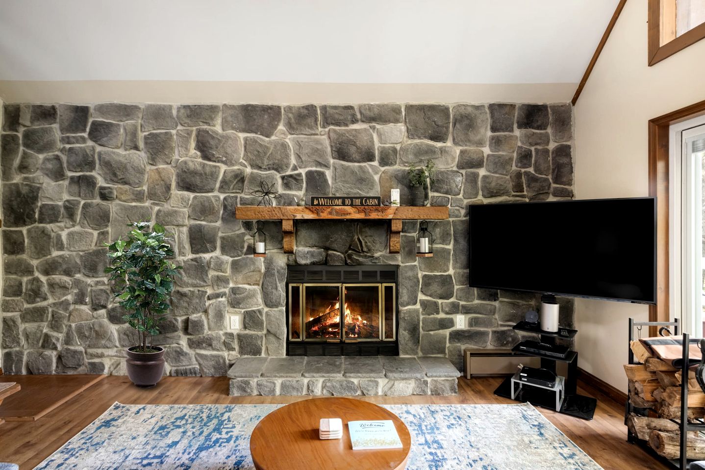 Cozy Chalet Cabin with Hot Tub, Fire Pit, Modern Decor in Bloomery, WV