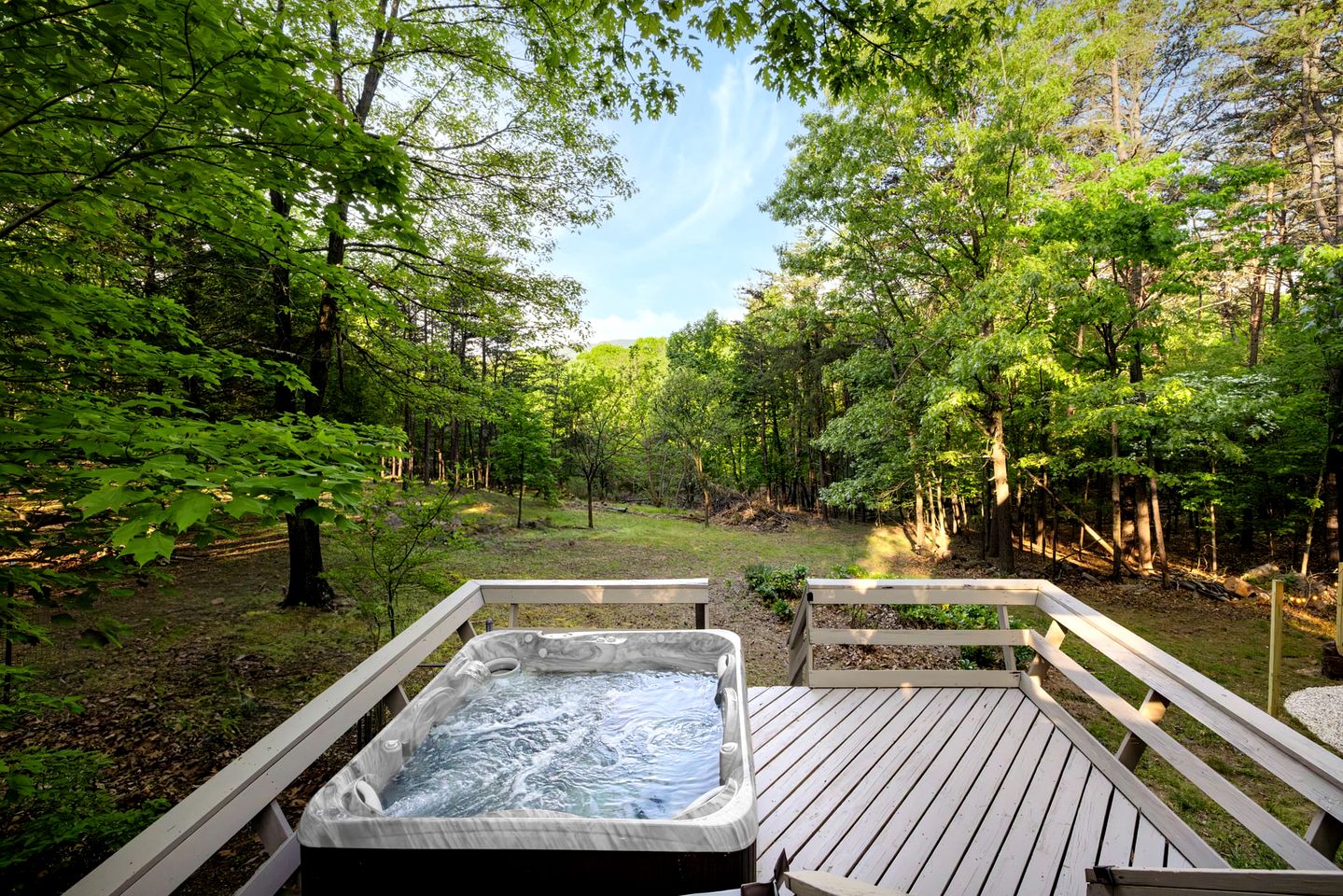 Cozy Chalet Cabin with Hot Tub, Fire Pit, Modern Decor in Bloomery, WV