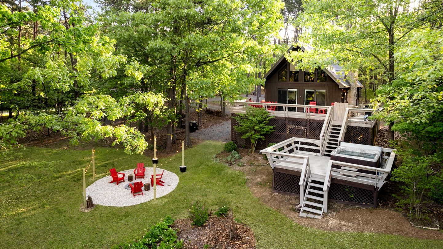 Cozy Chalet Cabin with Hot Tub, Fire Pit, Modern Decor in Bloomery, WV
