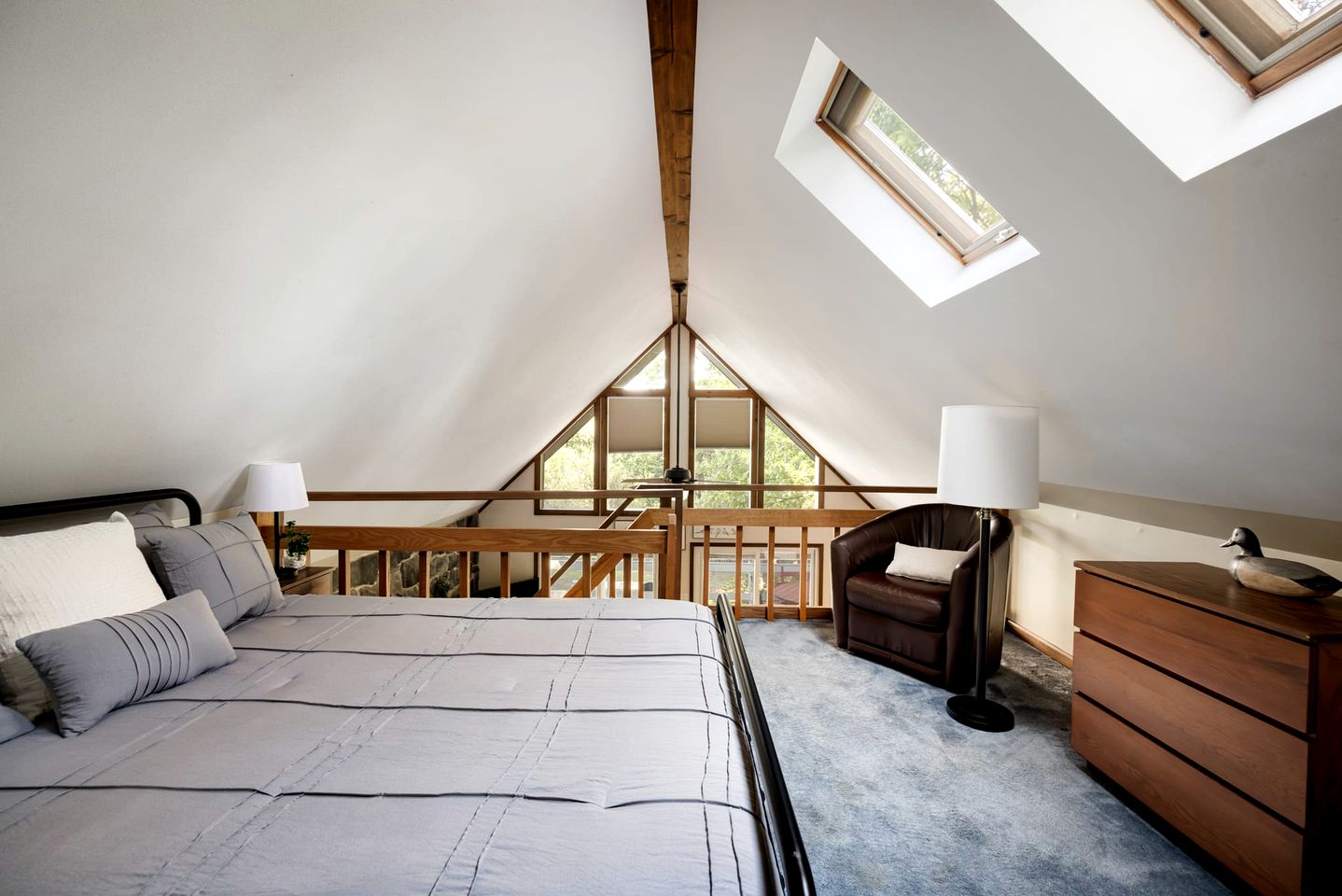 Cozy Chalet Cabin with Hot Tub, Fire Pit, Modern Decor in Bloomery, WV