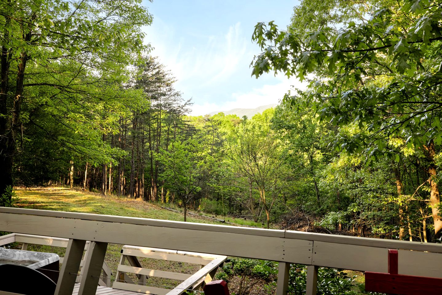 Cozy Chalet Cabin with Hot Tub, Fire Pit, Modern Decor in Bloomery, WV