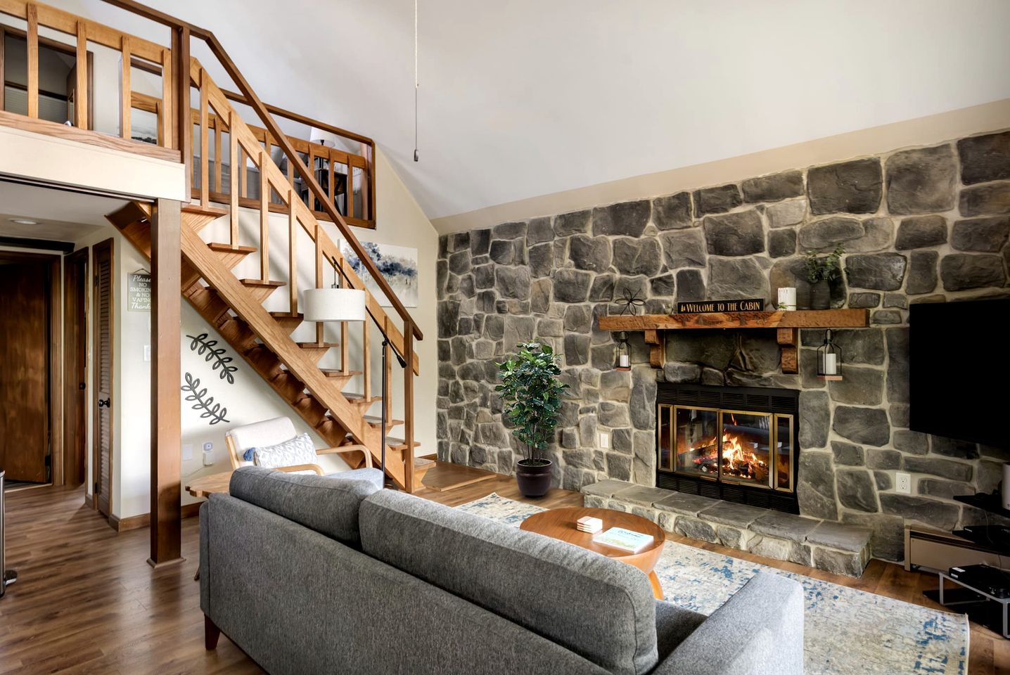 Cozy Chalet Cabin with Hot Tub, Fire Pit, Modern Decor in Bloomery, WV