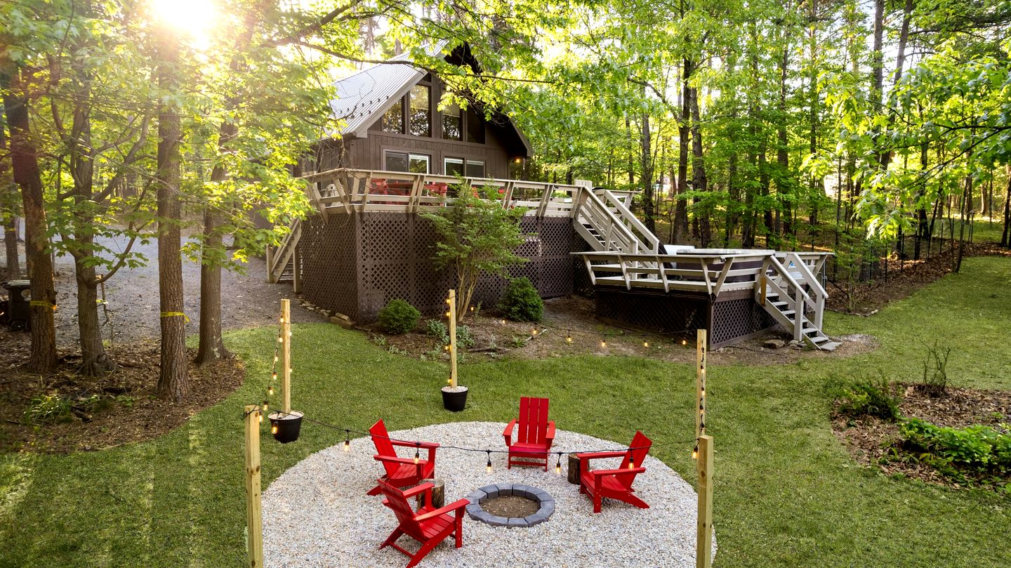 Cozy Chalet Cabin with Hot Tub, Fire Pit, Modern Decor in Bloomery, WV