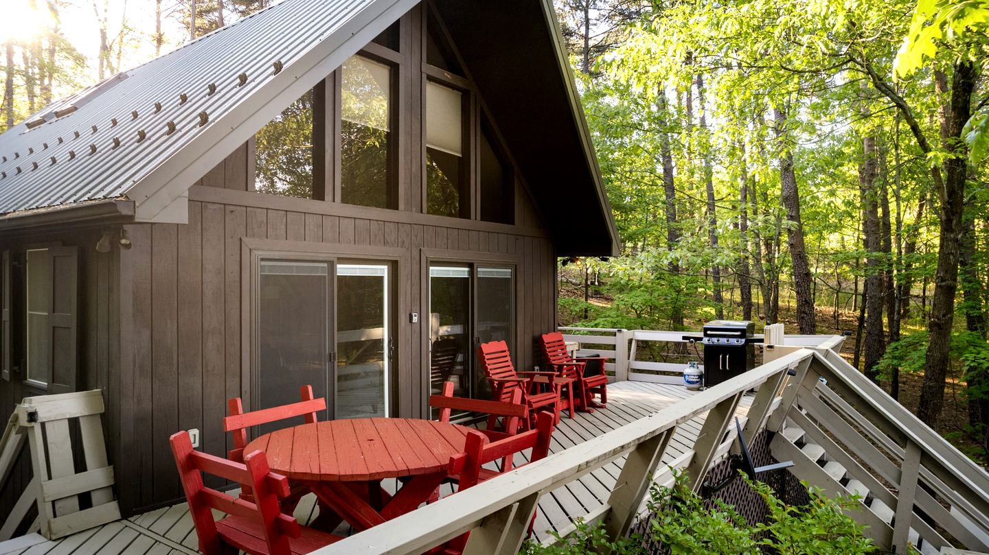 Cozy Chalet Cabin with Hot Tub, Fire Pit, Modern Decor in Bloomery, WV