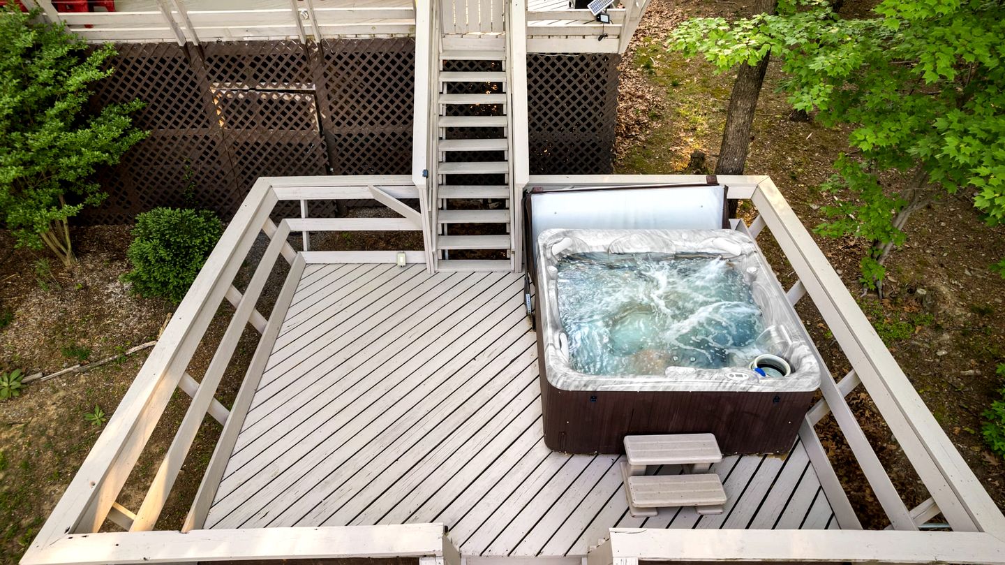 Cozy Chalet Cabin with Hot Tub, Fire Pit, Modern Decor in Bloomery, WV