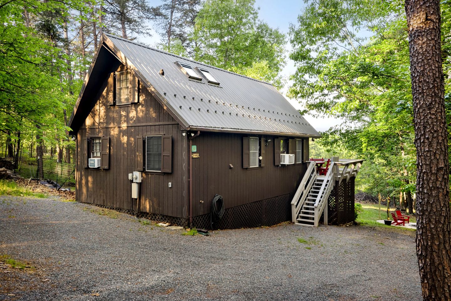 Cozy Chalet Cabin with Hot Tub, Fire Pit, Modern Decor in Bloomery, WV