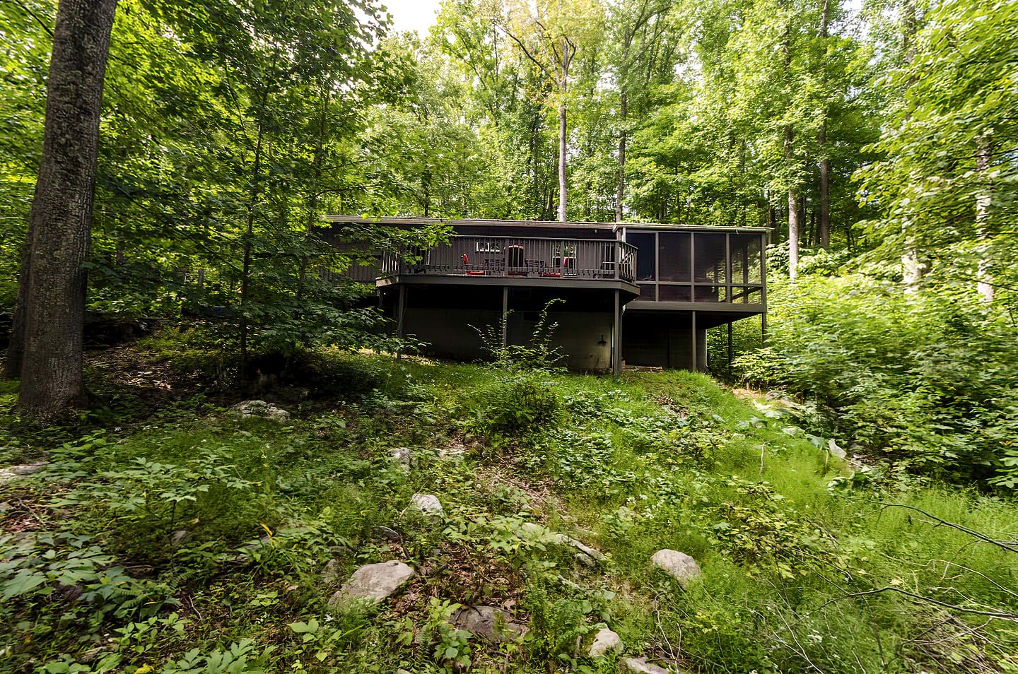 Cozy Colorful Cabin with Hot Tub and Screened-In Porch Close to Many Local Favorites in Berkeley Springs, WV