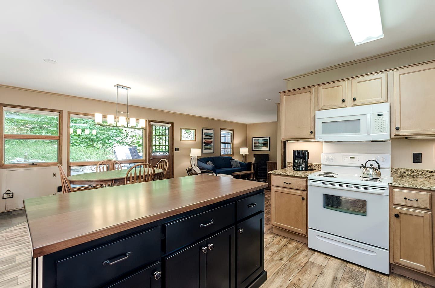 Cozy Colorful Cabin with Hot Tub and Screened-In Porch Close to Many Local Favorites in Berkeley Springs, WV