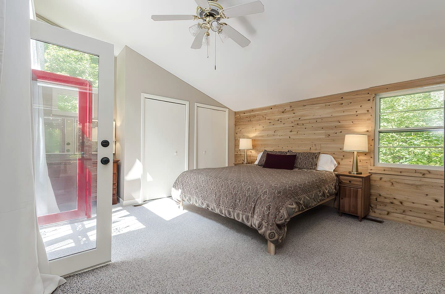 Cozy Colorful Cabin with Hot Tub and Screened-In Porch Close to Many Local Favorites in Berkeley Springs, WV
