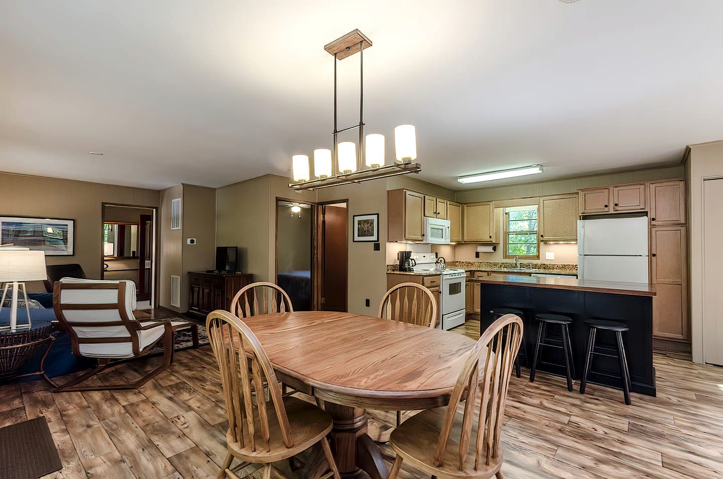 Cozy Colorful Cabin with Hot Tub and Screened-In Porch Close to Many Local Favorites in Berkeley Springs, WV