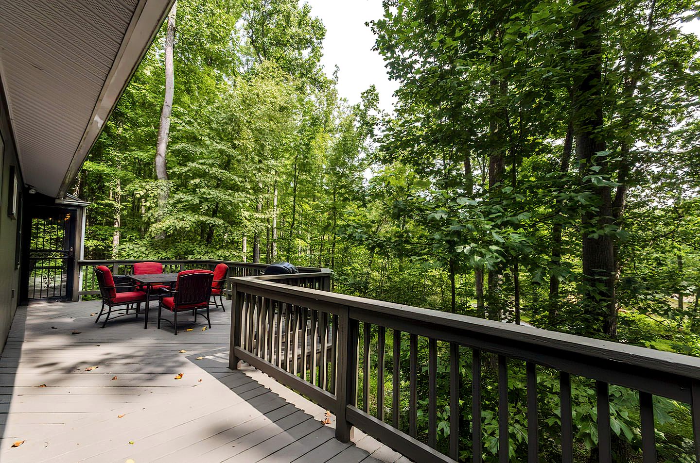Cozy Colorful Cabin with Hot Tub and Screened-In Porch Close to Many Local Favorites in Berkeley Springs, WV