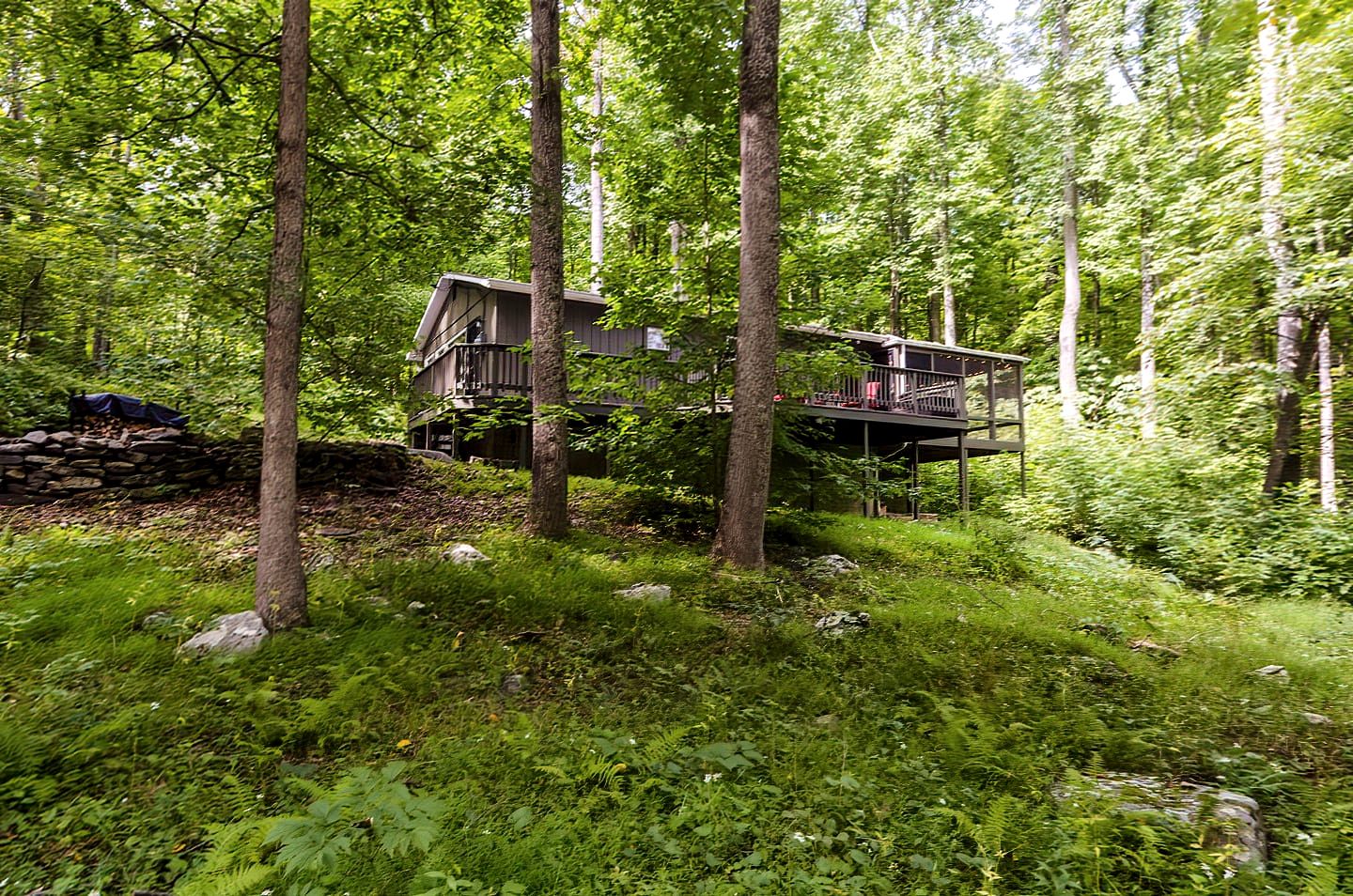 Cozy Colorful Cabin with Hot Tub and Screened-In Porch Close to Many Local Favorites in Berkeley Springs, WV
