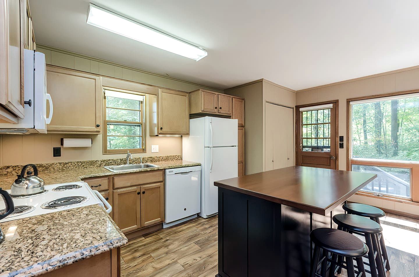 Cozy Colorful Cabin with Hot Tub and Screened-In Porch Close to Many Local Favorites in Berkeley Springs, WV