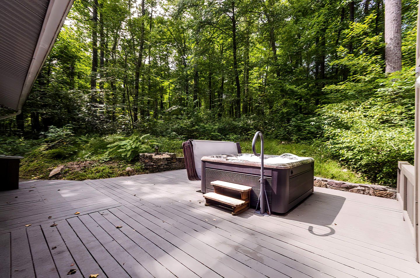 Cozy Colorful Cabin with Hot Tub and Screened-In Porch Close to Many Local Favorites in Berkeley Springs, WV