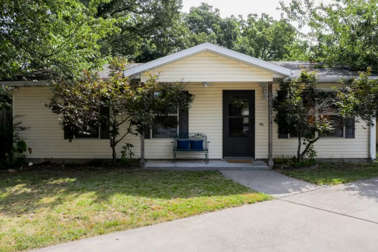 Peaceful Cottage Hideaway with Firepit & Grill in Bentonville, Arkansas