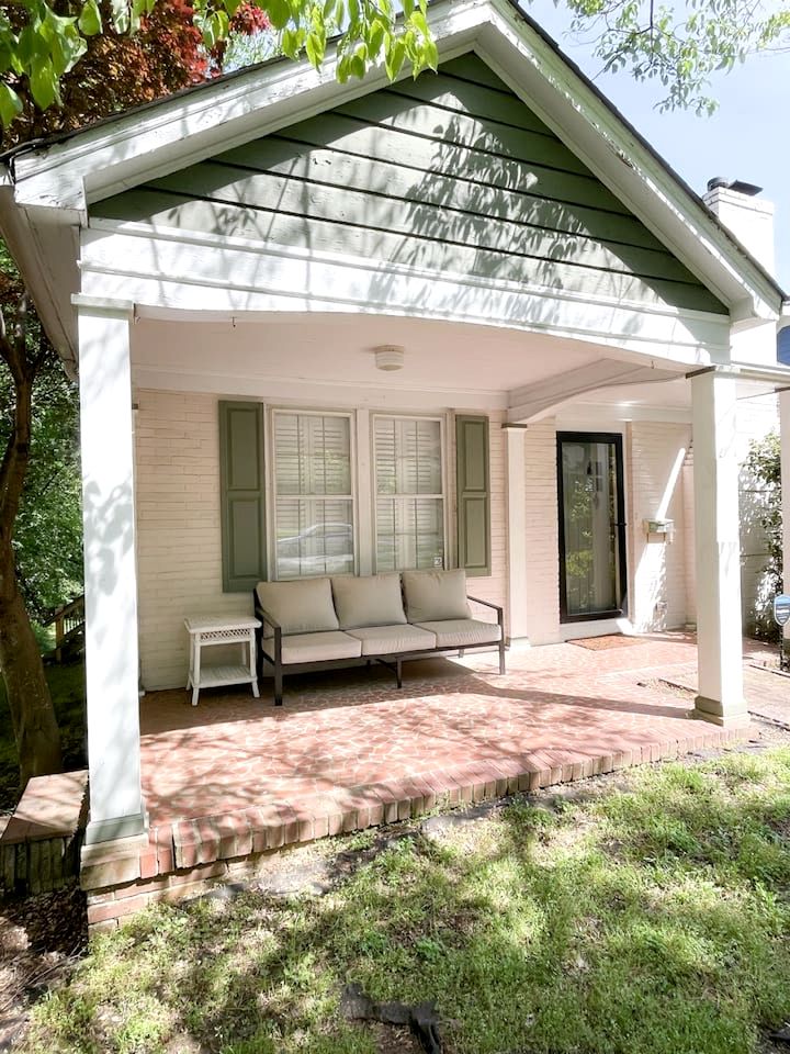 Amazing Cottage with Great Sights in Charlotte, North Carolina