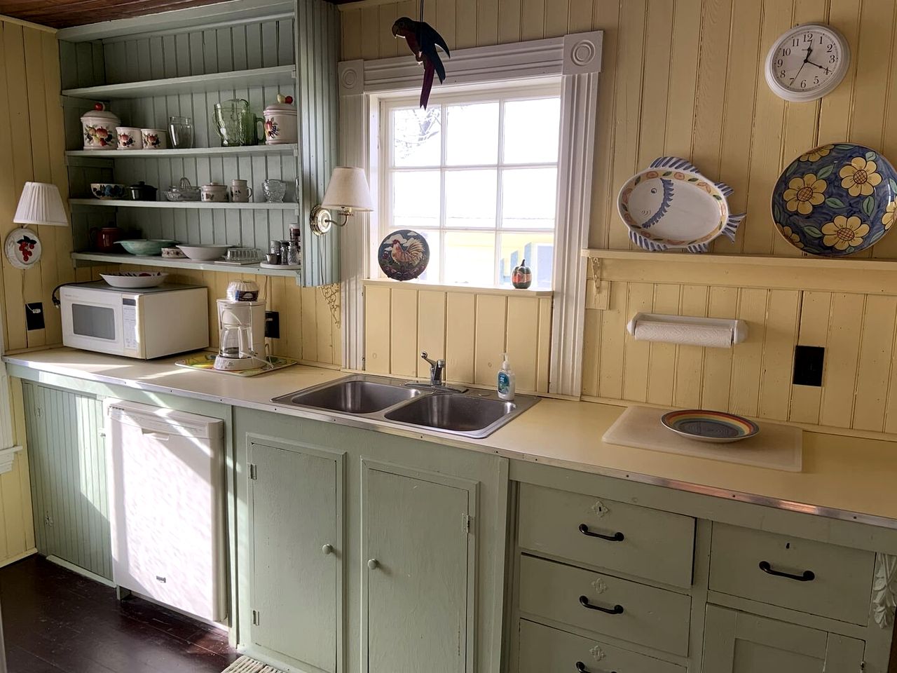 Charming Pet-Friendly Beachfront Cottage near Activities and Attractions in York Beach, Maine