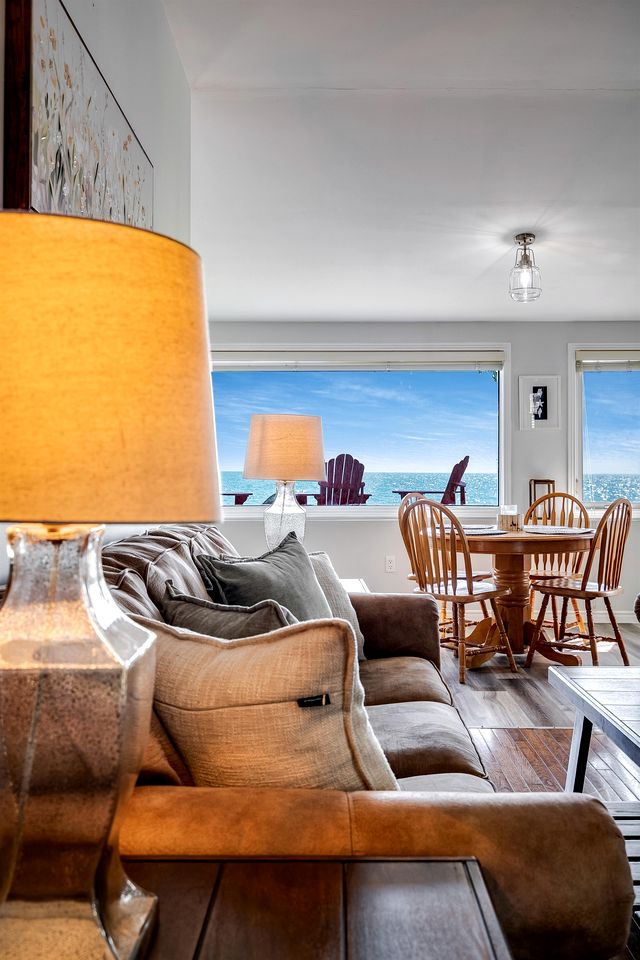 Cozy Cottage with Beautiful Views of Lake Erie from the Private Deck in Kingsville, Ontario