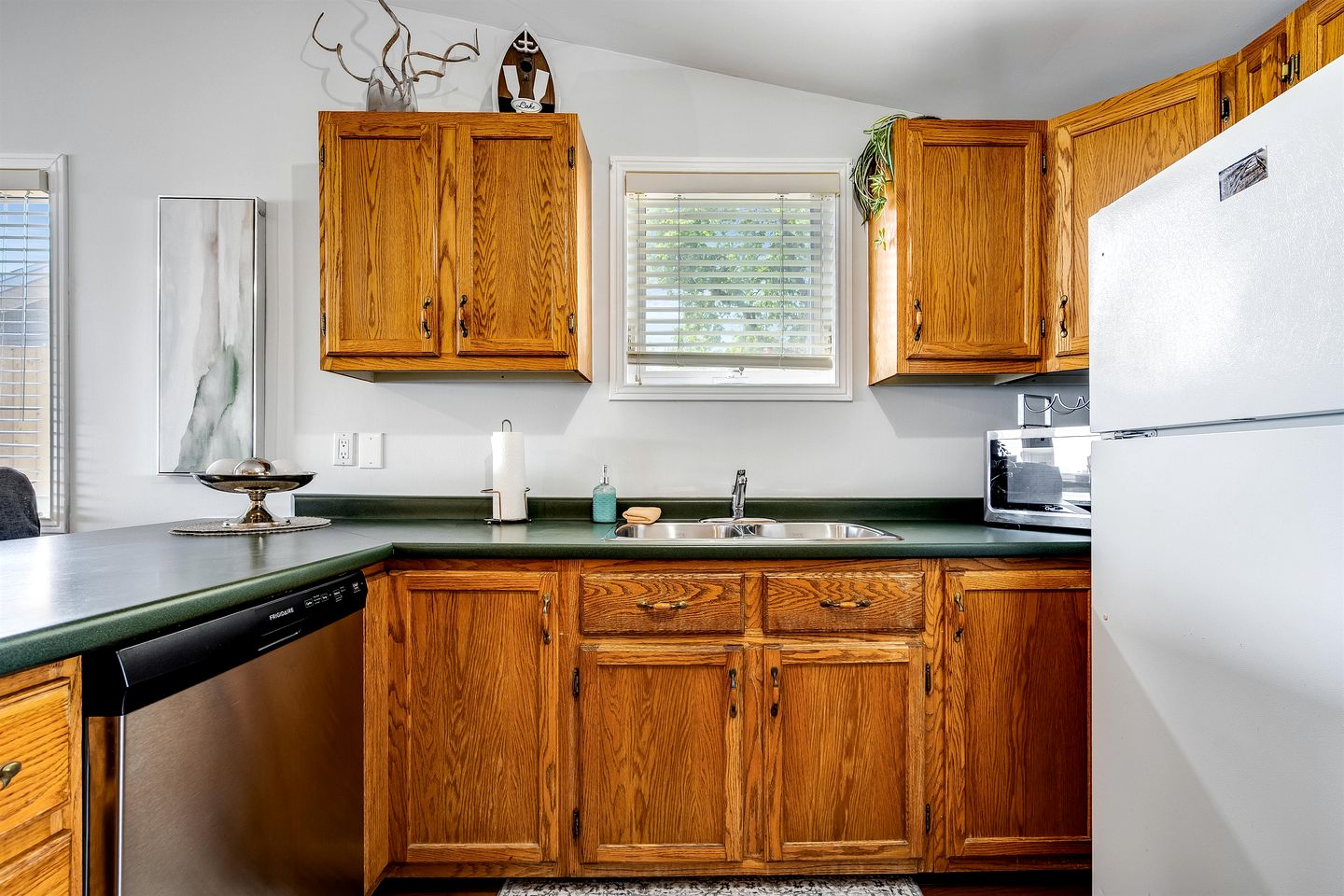 Cozy Cottage with Beautiful Views of Lake Erie from the Private Deck in Kingsville, Ontario