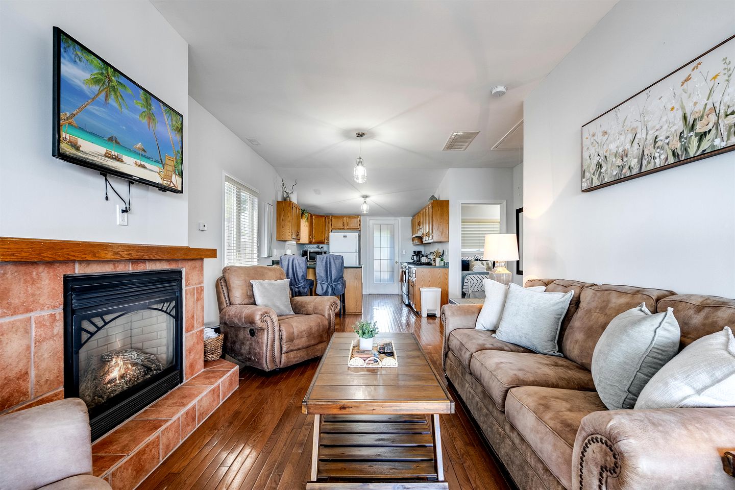 Cozy Cottage with Beautiful Views of Lake Erie from the Private Deck in Kingsville, Ontario