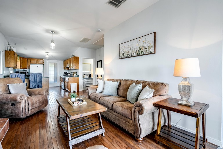 Cottages (Canada, Leamington, Ontario)