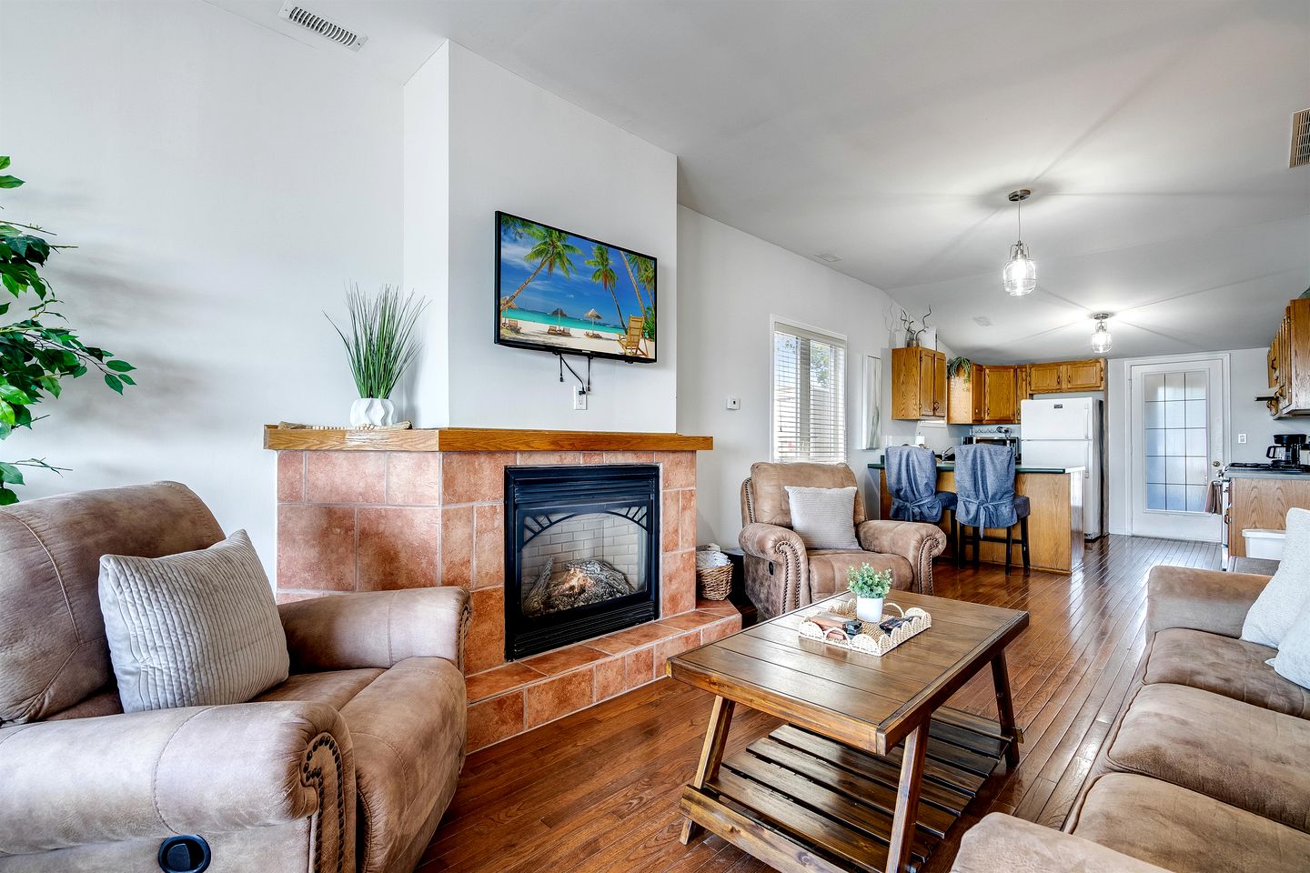 Cozy Cottage with Beautiful Views of Lake Erie from the Private Deck in Kingsville, Ontario