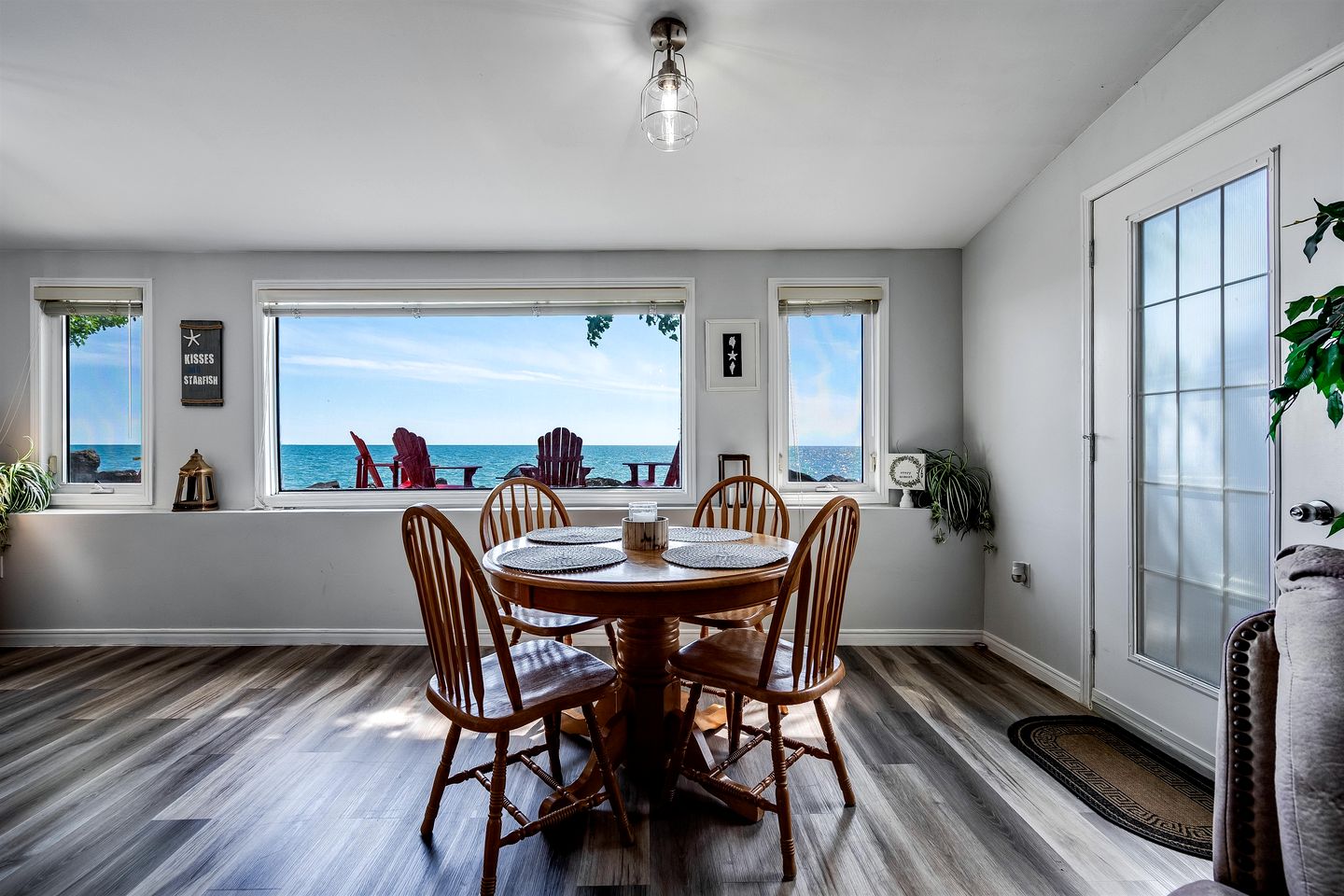 Cozy Cottage with Beautiful Views of Lake Erie from the Private Deck in Kingsville, Ontario