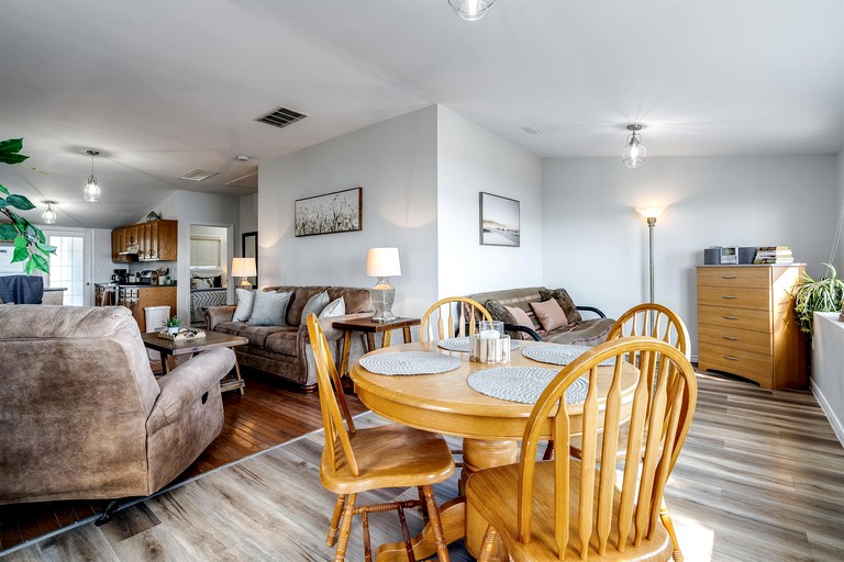 Cottages (Canada, Leamington, Ontario)