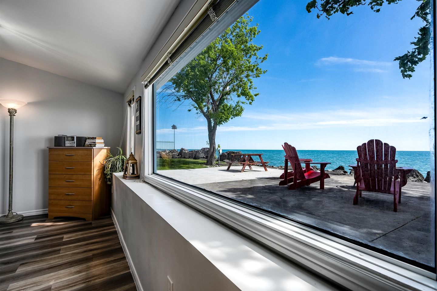 Cozy Cottage with Beautiful Views of Lake Erie from the Private Deck in Kingsville, Ontario