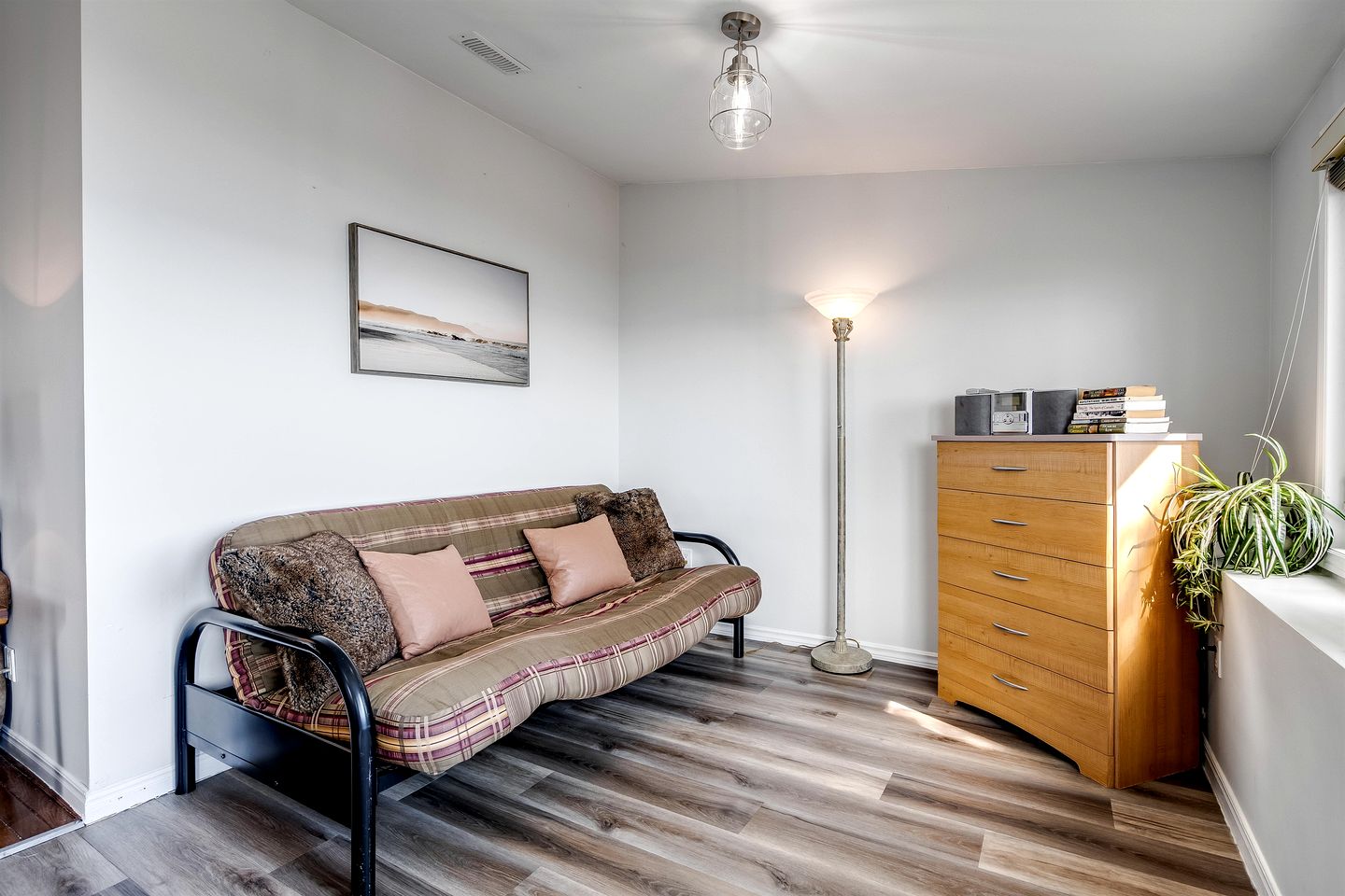 Cozy Cottage with Beautiful Views of Lake Erie from the Private Deck in Kingsville, Ontario