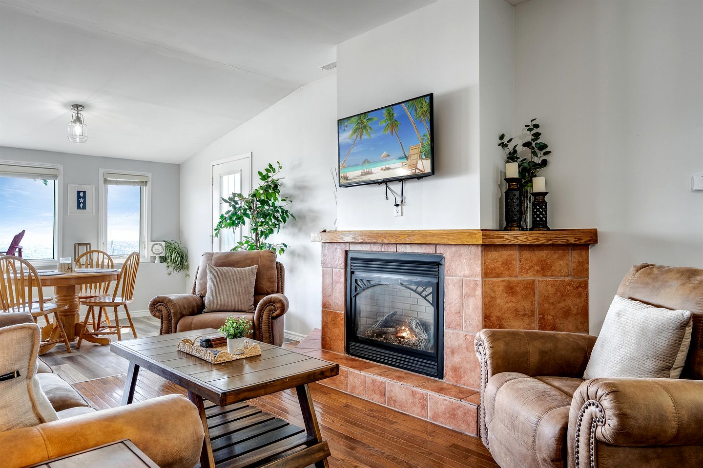 Cozy Cottage with Beautiful Views of Lake Erie from the Private Deck in Kingsville, Ontario