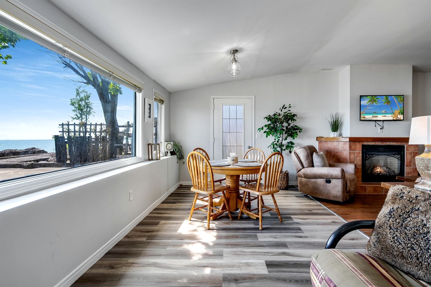 Cozy Cottage with Beautiful Views of Lake Erie from the Private Deck in Kingsville, Ontario