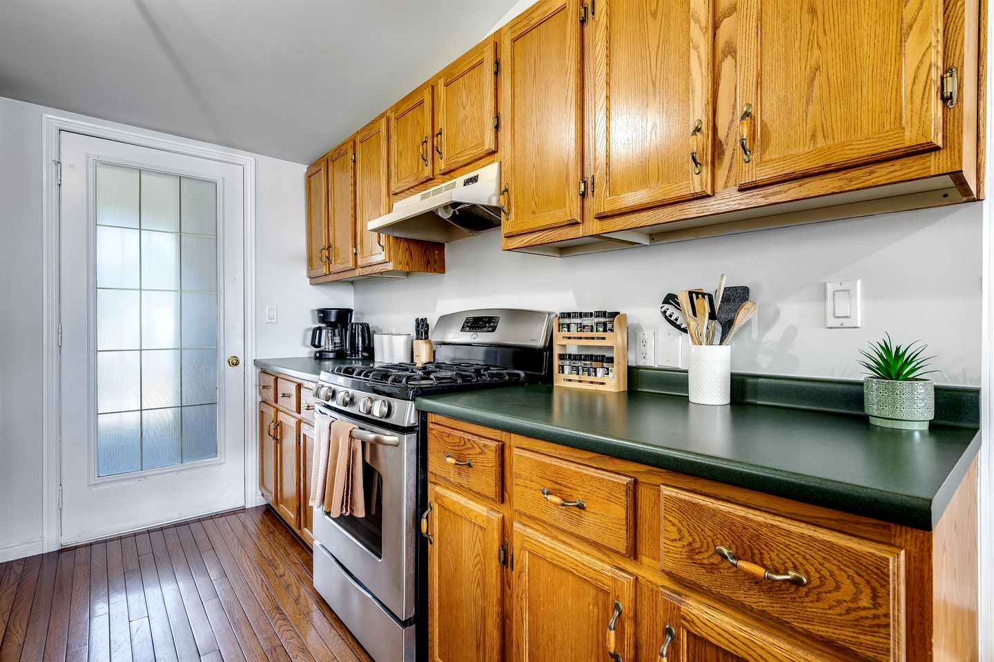 Cozy Cottage with Beautiful Views of Lake Erie from the Private Deck in Kingsville, Ontario