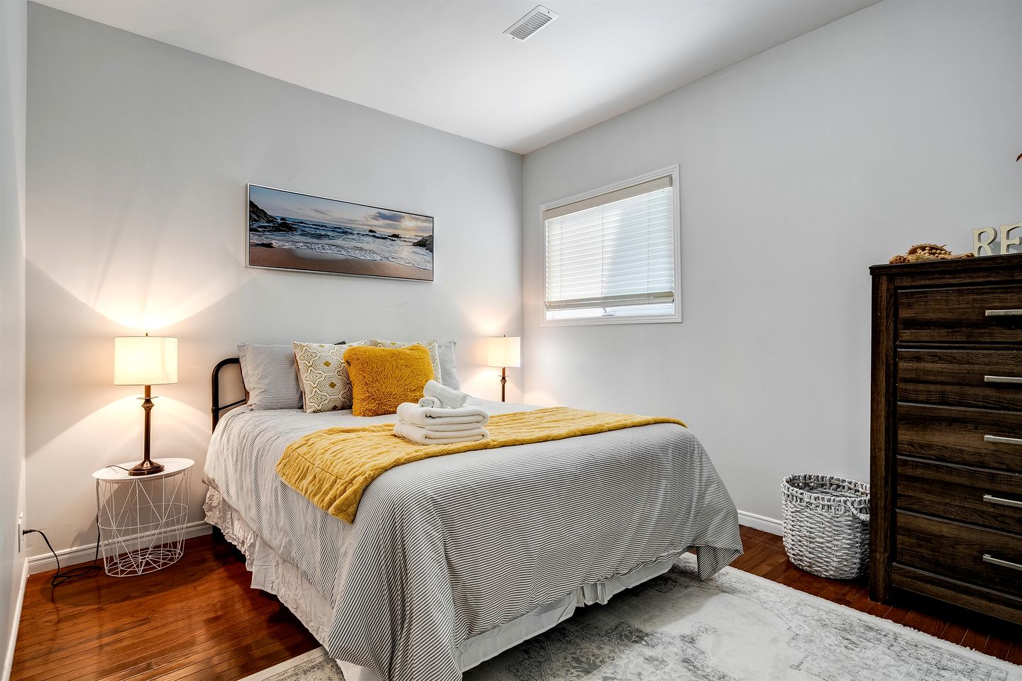 Cozy Cottage with Beautiful Views of Lake Erie from the Private Deck in Kingsville, Ontario