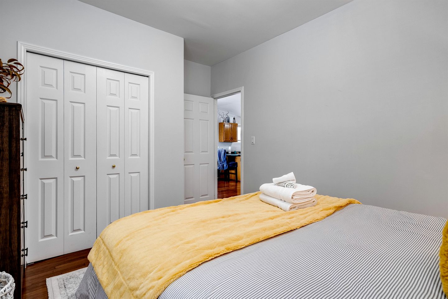 Cozy Cottage with Beautiful Views of Lake Erie from the Private Deck in Kingsville, Ontario