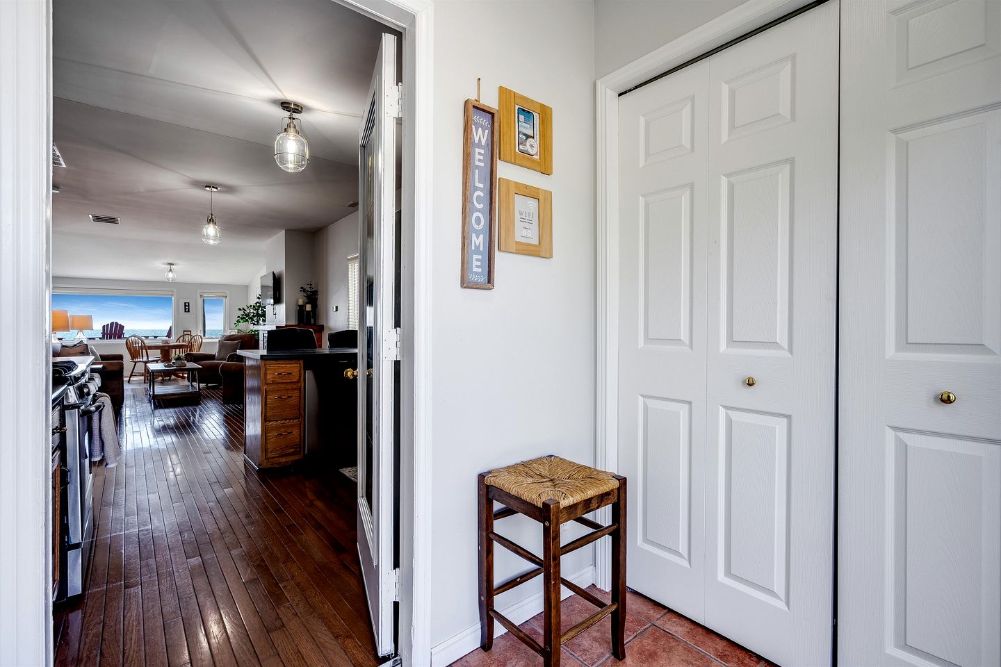 Cozy Cottage with Beautiful Views of Lake Erie from the Private Deck in Kingsville, Ontario