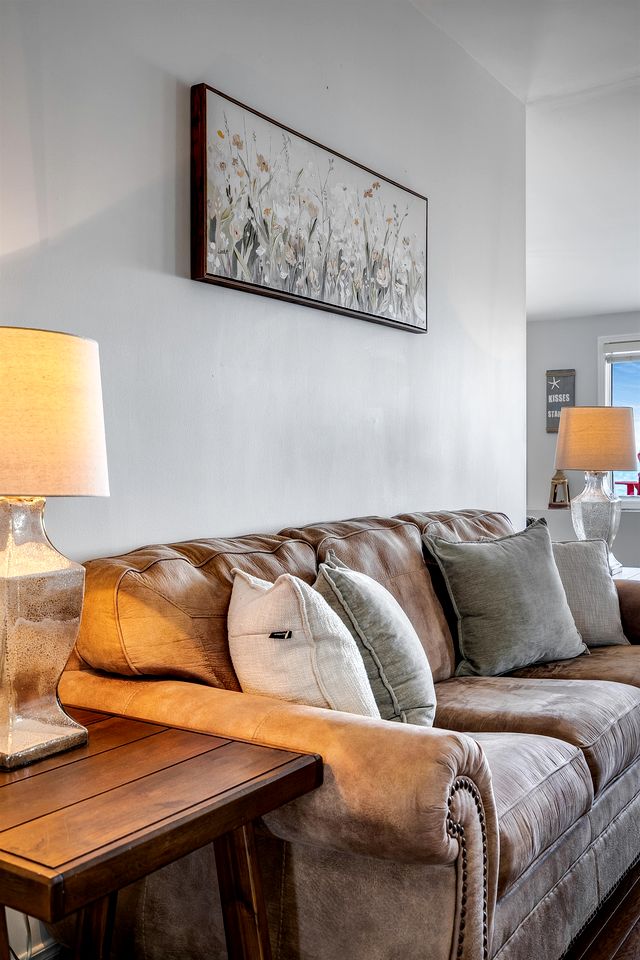 Cozy Cottage with Beautiful Views of Lake Erie from the Private Deck in Kingsville, Ontario