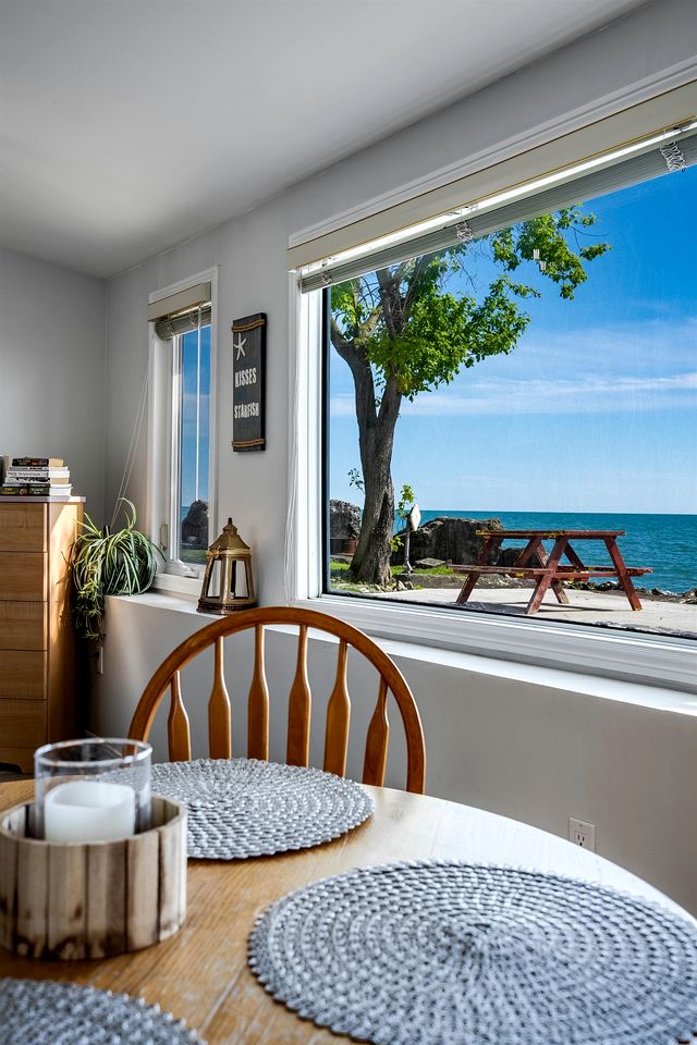 Cozy Cottage with Beautiful Views of Lake Erie from the Private Deck in Kingsville, Ontario
