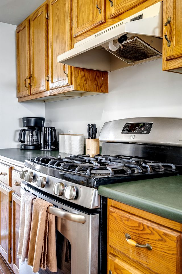Cozy Cottage with Beautiful Views of Lake Erie from the Private Deck in Kingsville, Ontario