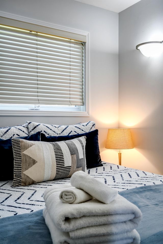 Cozy Cottage with Beautiful Views of Lake Erie from the Private Deck in Kingsville, Ontario