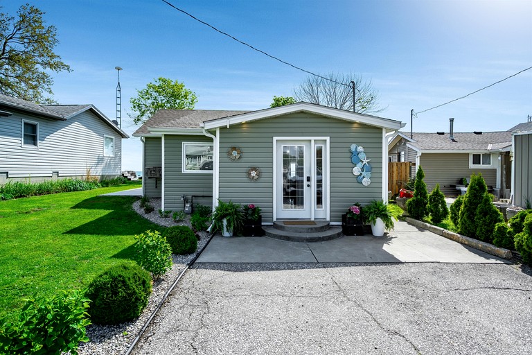 Cottages (Canada, Leamington, Ontario)