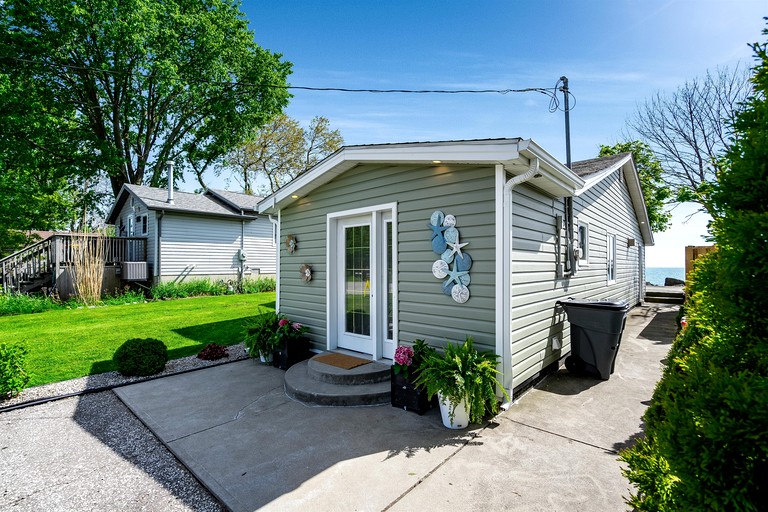 Cottages (Canada, Leamington, Ontario)